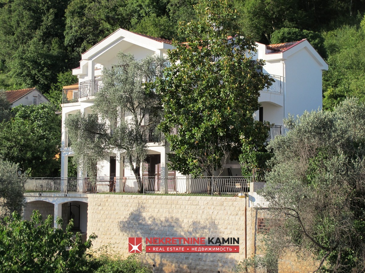 Large Exclusive Villa with 17 Rooms and Sea View, Podkošljun, Budva